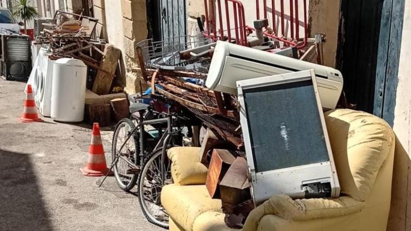 Salento, accumulatore seriale riempie strada di mobili ed elettrodomestici: interviene la polizia - Bari