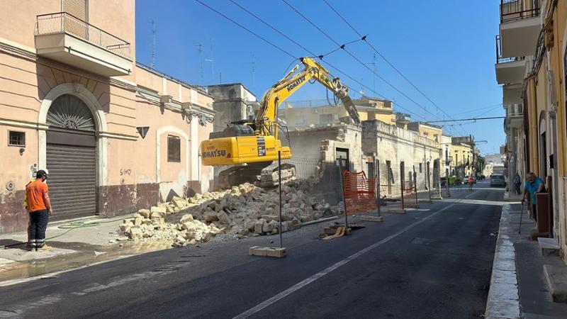 Immagine del post 9253 - Bari Cambia viabilità nel centro di Carbonara: demolito l’edificio che chiudeva via Principessa Iolanda - Bari