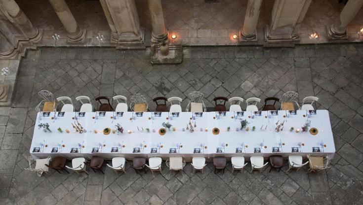 Perfetti sconosciuti a cena insieme a Bari: la tavolata segreta per 200 in un cantiere sul mare - Bari