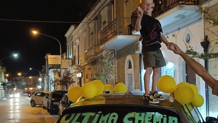 Immagine del post 22386 - Bari “Ultima chemio, festeggiamo”: il papà decora l’auto con il piccolo Diego e tutti suonano il clacson - Bari