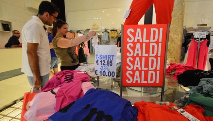 Saldi al via a Bari, ma c’è chi ha iniziato prima: multe da mille euro a otto commercianti - Bari