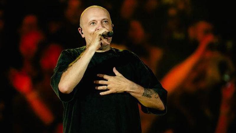 Immagine del post 22396 - Bari Max Pezzali arriva a Bari con lo show dedicato ai ’90. La scaletta e cosa c’è da sapere sul concerto - Bari