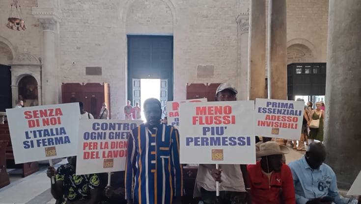 Braccianti occupano la Basilica di San Nicola a Bari: “Pronti a bloccare la raccolta di pomodori” - Bari