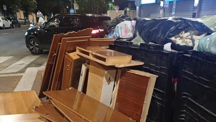 Abbandona mobili per strada, sorpreso dai vigili: multa fino a 18mila euro. Segnalato dai residenti - Bari