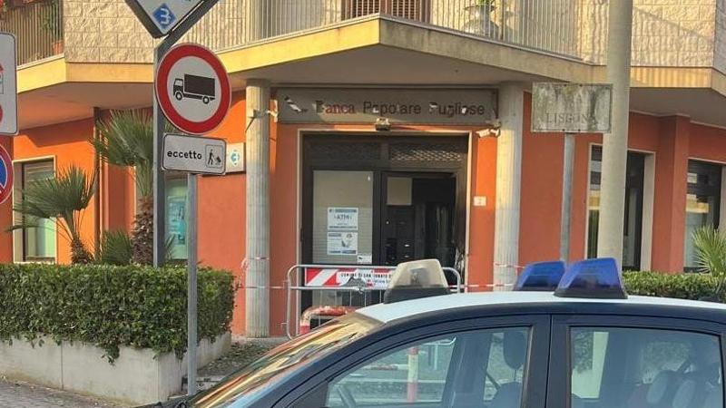 Immagine del post 23574 - Bari Tentano assalto al bancomat, ma i residenti lanciano i vasi dai balconi: banda costretta alla fuga - Bari