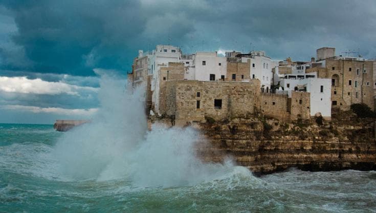 Immagine del post 12340 - Bari A Polignano le onde sferzano le case a strapiombo sulla scogliera: la foto della tempesta - Bari