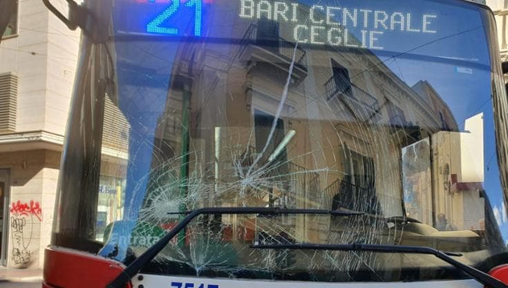 Immagine del post 13467 - Bari Si schianta con la bici elettrica contro bus Amtab in pieno centro a Bari: è grave - Bari