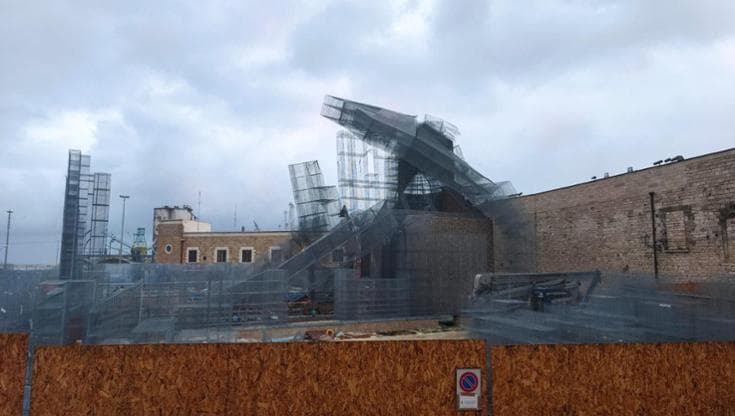 Immagine del post 14595 - Bari Bari, distrutta dal maltempo parte dell’opera di Tresoldi in costruzione in piazza San Pietro - Bari