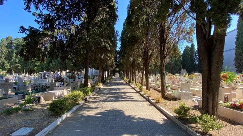 Bari, 56enne trovato morto nel cimitero con una ferita alla testa: ipotesi di una caduta fatale - Bari