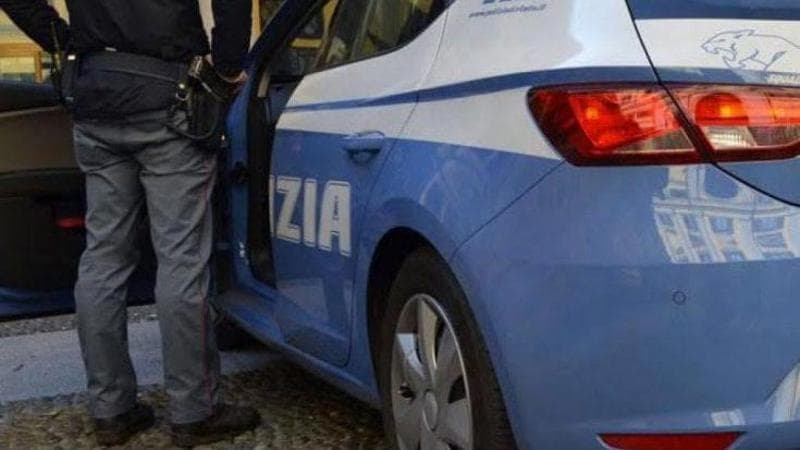 Canosa, strattona moglie incinta al nono mese e minaccia di lanciarsi dal balcone: arrestato 28enne - Bari