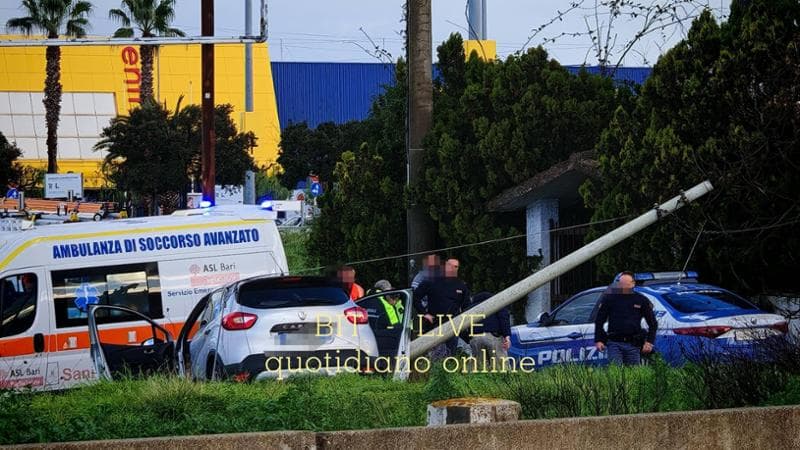 Immagine del post 16877 - Bari Bari, in fuga sulla tangenziale finisce contro palo Enel vicino all’Ikea: arrestato dalla polizia - Bari