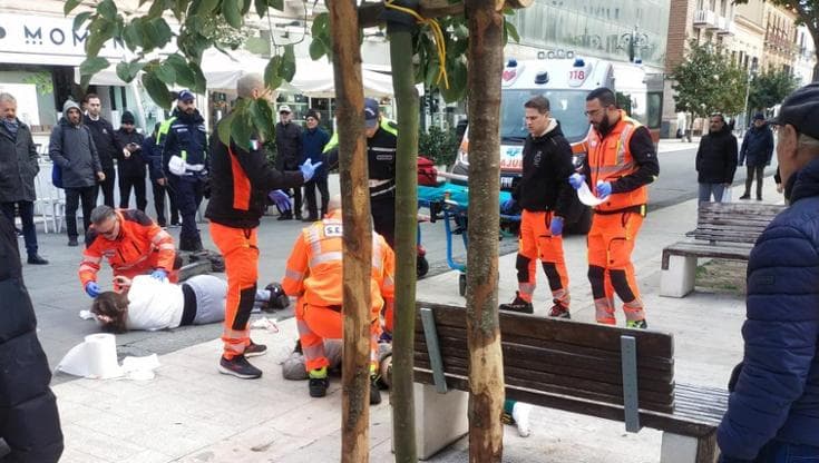 Immagine del post 16860 - Bari Foggia, scontro fra monopattini nella piazza pedonale: due feriti. Uomo ricoverato in codice rosso - Bari