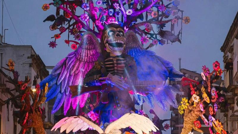 Immagine del post 3274 - Bari Fiori nei cannoni è il carro vincitore del Carnevale di Putignano: “Unisce pace e sovversione” - Bari
