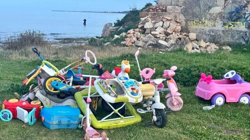 Immagine del post 17910 - Bari Salento, giocattoli abbandonati come rifiuti in riva al mare: “Una vergogna, li doneremo ai bambini” - Bari