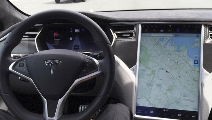 Rapinano punto vendita di carte Pokémon ma non sanno accendere la Tesla: scappano con un’altra auto - Bari