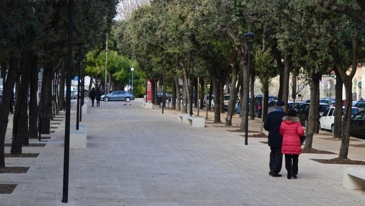 Bari, turista di 31 anni aggredito e rapinato da cinque persone in piazza Massari: ferito - Bari