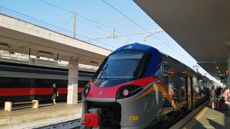 Uomo investito sui binari, in Puglia ennesima mattinata nera per i pendolari: "Sempre in ritardo" - Bari
