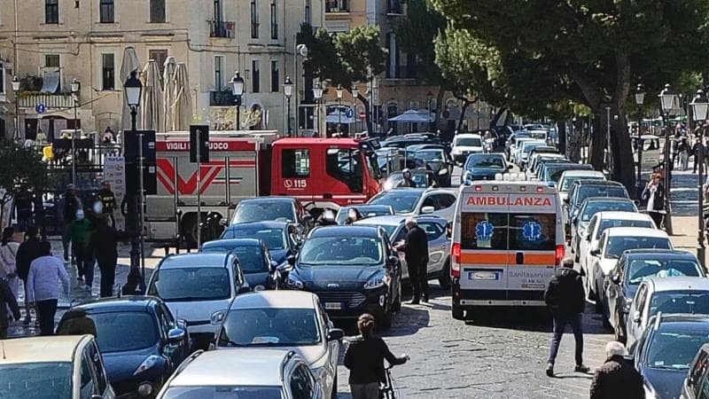Bari, auto in doppia fila e traffico in tilt davanti al castello: ambulanza deve andare contromano - Bari
