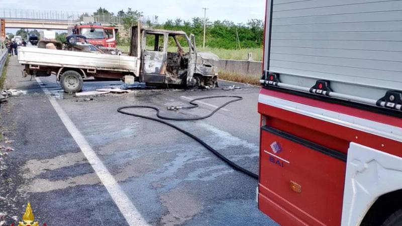 Bari, assalto fallito a un portavalori: mezzi incendiati e paura sulla provinciale Terlizzi-Bitonto - Bari