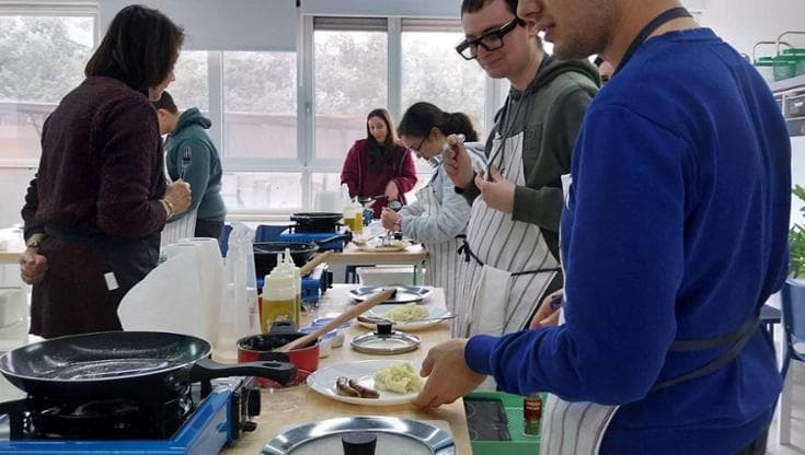 Immagine del post 20110 - Bari Bari, lab di cucina per persone con autismo: “Qui provano, imparano poi a casa mettono in pratica” - Bari