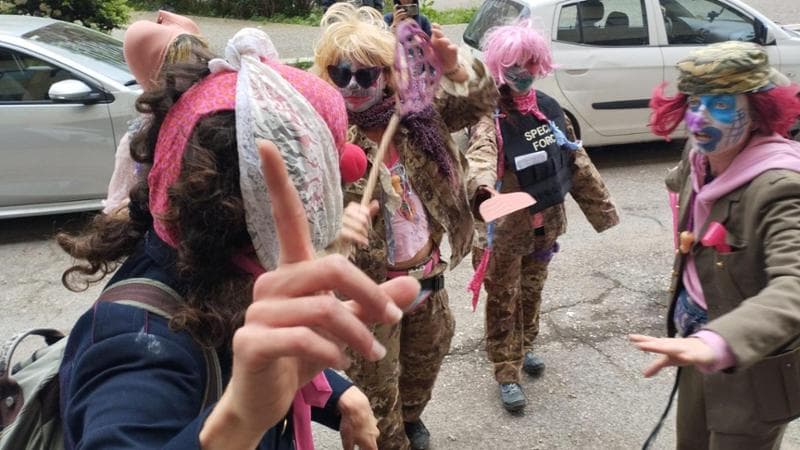 “L’esercito è gay”: a Bari contestano Vannacci vestiti da militari con parrucche da clown - Bari