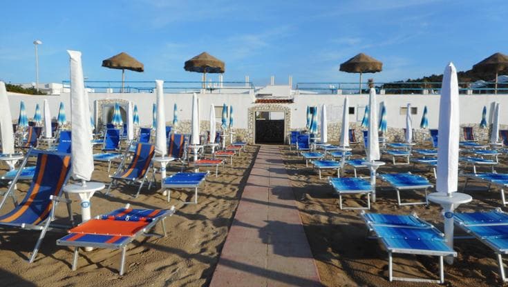 Immagine del post 21325 - Bari Lidi, in Puglia un’altra estate con stangata: “Prezzi degli ombrelloni sono raddoppiati in tre anni” - Bari