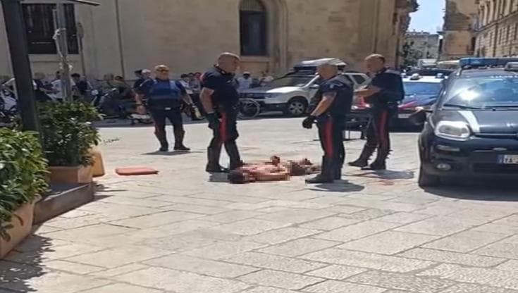 Immagine del post 23619 - Bari Paura nel centro storico a Lecce, giovane minaccia passanti con il coltello: fermato con il taser - Bari
