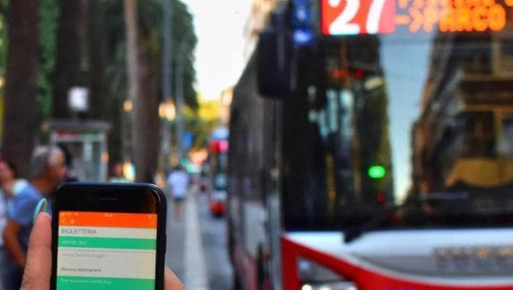 Bari, scippa lo smartphone a una 12enne sul bus: inseguito e fermato da un agente fuori servizio - Bari