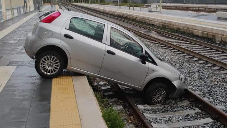 Immagine del post 12381 - Bari Bari, entra in stazione con l’auto e finisce sui binari: treni in ritardo di ore - Bari