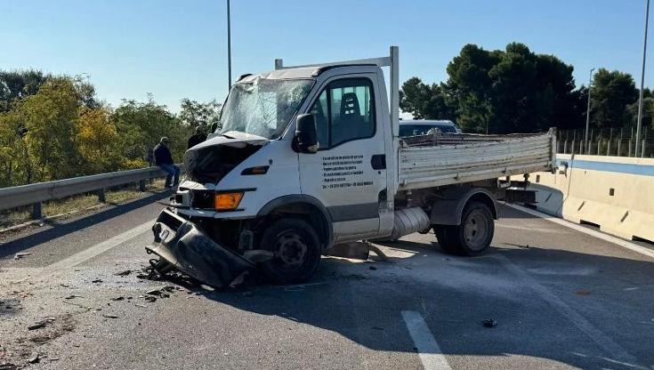 Statale 16, tamponamento a catena a Monopoli: grave il conducente di un autocarro. Traffico in tilt - Bari