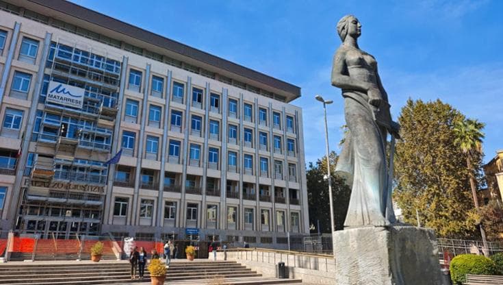 Intelligenza artificiale sul banco degli imputati a Bari: deve rispondere di quattro capi di accusa - Bari