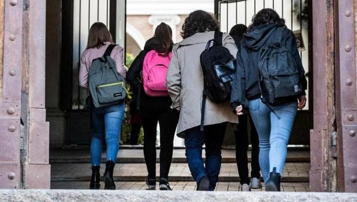 Immagine del post 13486 - Bari A 16 anni denuncia i genitori per maltrattamenti, ma poi ritratta: “Non ricevevo giuste attenzioni” - Bari