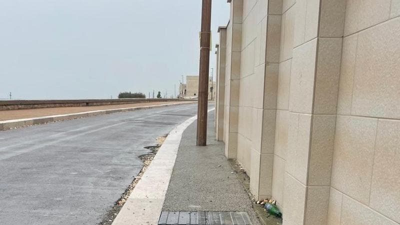 Bari, i percorsi per non vedenti a Palese interrotti dai pali: polemica sui lavori del lungomare - Bari