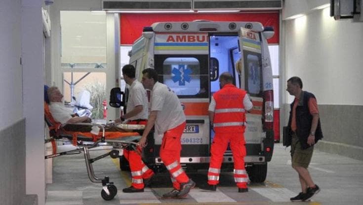 Paziente morì lanciandosi dalle scale dopo 13 ore in pronto soccorso: indagati due medici a Taranto - Bari