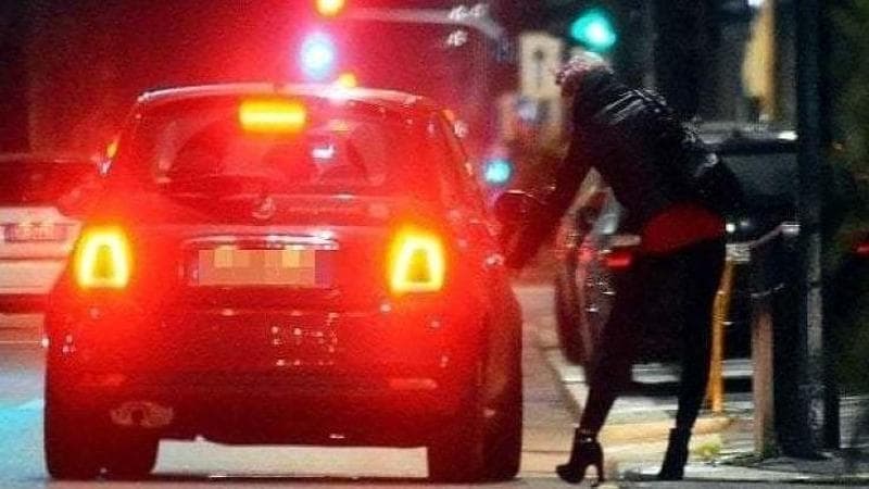 Immagine del post 1466 - Bari “Lavoro sottopagato, torno a prostituirmi. Per convincermi un cliente mi ha fatto anche la serenata” - Bari