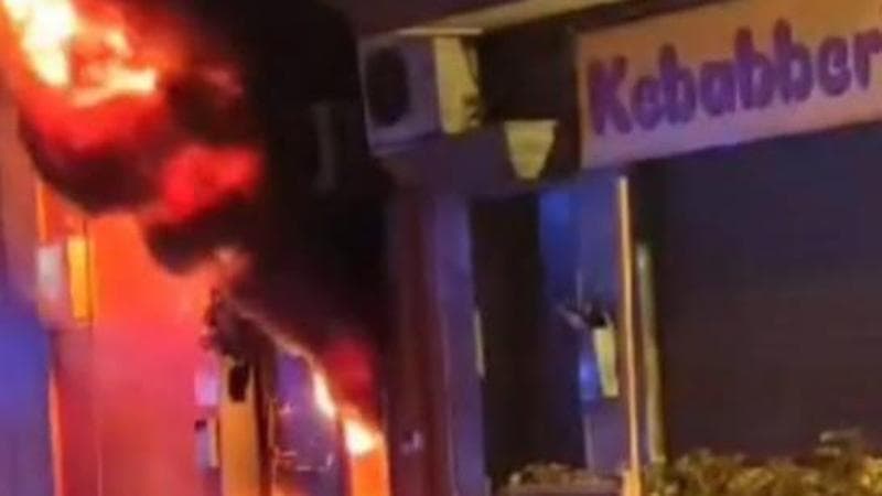 Danno fuoco a un negozio con il proprietario all’interno che riesce a salvarsi: è il terzo attentato - Bari