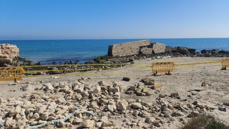 Pezzi di pietra si staccano dal Molo di Adriano a San Cataldo: interdetta la zona per rischio crollo - Bari