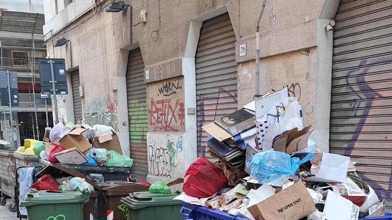 Immagine del post 3335 - Bari Bari, cartolina della vergogna. La fotografia dei rifiuti accatastati indigna i turisti: “Why?” - Bari