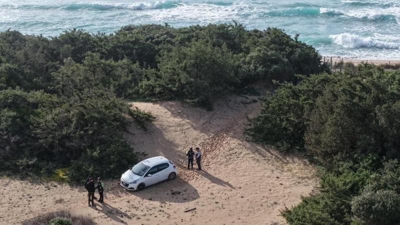 Immagine del post 17960 - Bari Lascia l'auto su una duna nella Riserva di Porto Cesareo rompendo la recinzione: “Era più comodo” - Bari