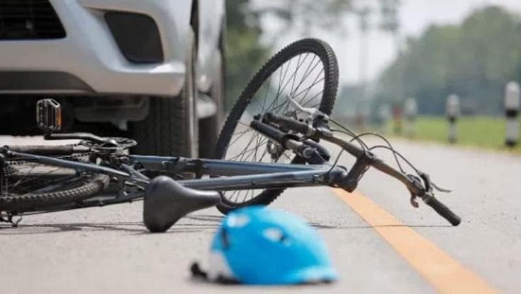 Bambino di 4 anni cade dalla bicicletta del padre e muore a Barletta - Bari