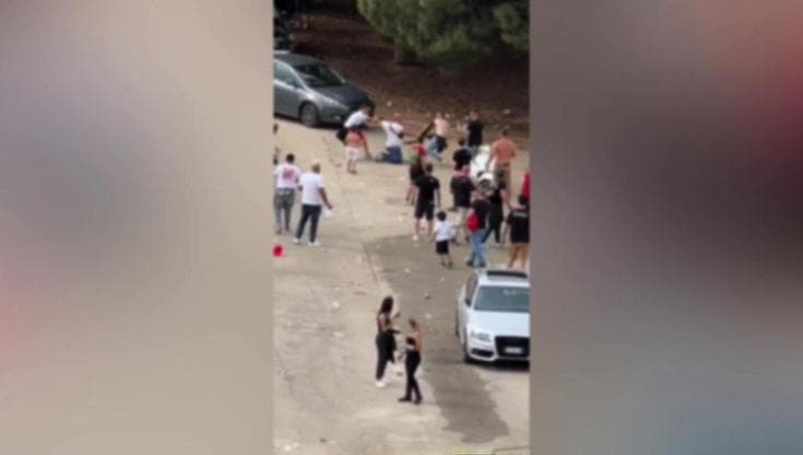 Immagine del post 6859 - Bari Bari, tre arresti dopo l’aggressione a tifoso davanti al figlio in lacrime: uno è il padre del bimbo - Bari