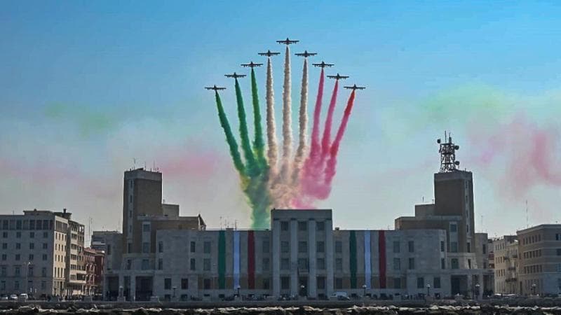 Immagine del post 6856 - Bari San Nicola, Frecce tricolori mercoledì 8 maggio in sorvolo su Bari. Passaggio visibile dal lungomare - Bari