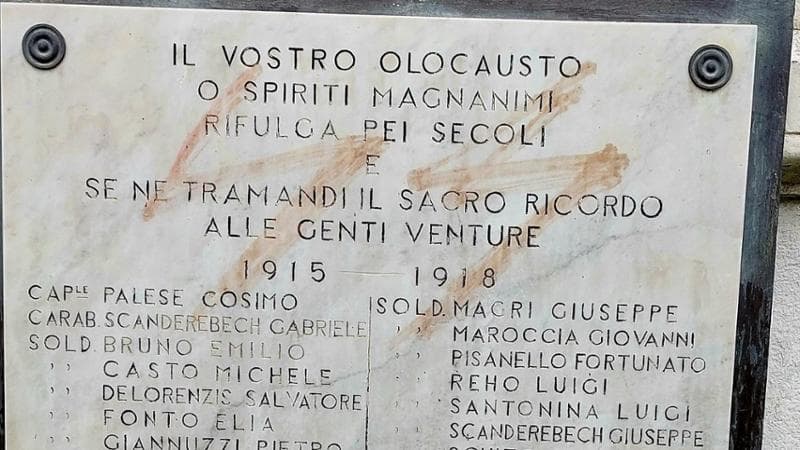 Immagine del post 6860 - Bari In Salento sfregio al monumento dei Caduti: imbrattato con la sigla SS. “Sfregio alla memoria” - Bari