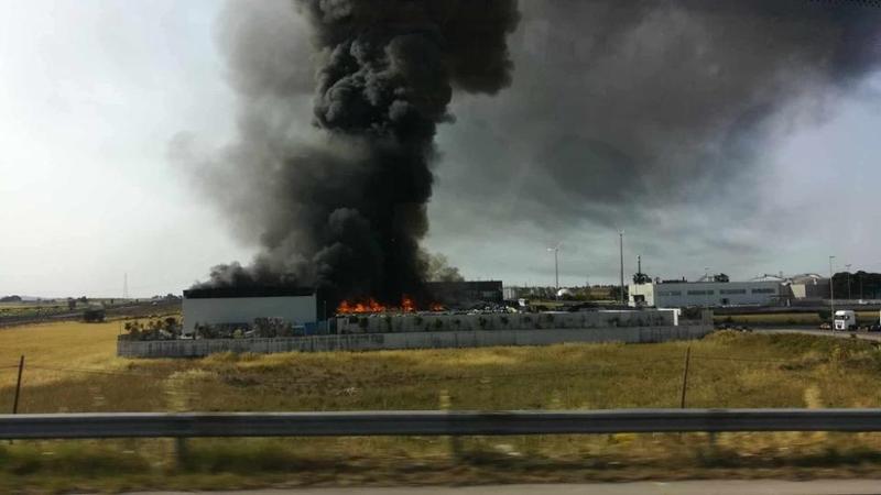 Immagine del post 8114 - Bari Mottola, a fuoco un'azienda di rifiuti: colonna di fumo nero. Il sindaco: ''Tenere finestre chiuse'' - Bari