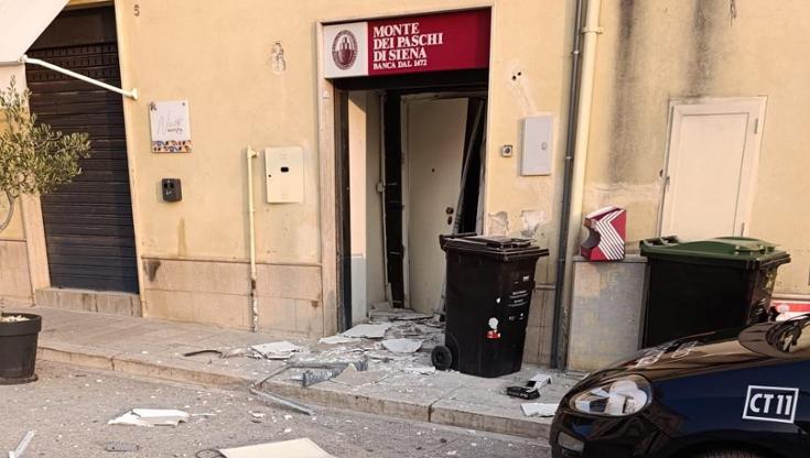 Immagine del post 8129 - Bari Mola di Bari, assalto a bancomat e chiodi sparsi per strada. Il sindaco: “Escalation di violenze” - Bari