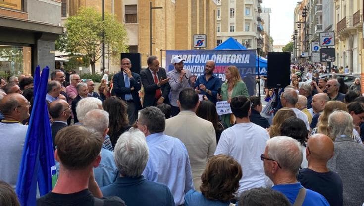 Il centrodestra pugliese in piazza a Bari contro l’aumento Irpef: “Una scelta che penalizza tutti” - Bari