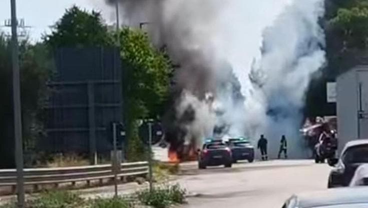 Assalto a furgone portavalori a Canosa, mezzi in fiamme sulla strada - Bari