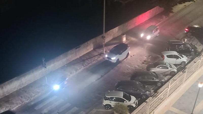 Gallipoli, l’ultima follia del “turismo cafone”: lanciate bottiglie d'acqua contro auto in transito - Bari