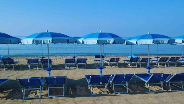 Immagine del post 10461 - Bari Salento, il boom è finito? Il caroprezzi svuota i lidi: “Troppi 95 euro per lettino e ombrellone” - Bari