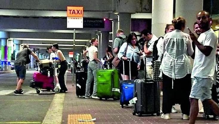 Bari, stangata e insulti a turisti in aeroporto: due tassisti rischiano la sospensione della licenza - Bari